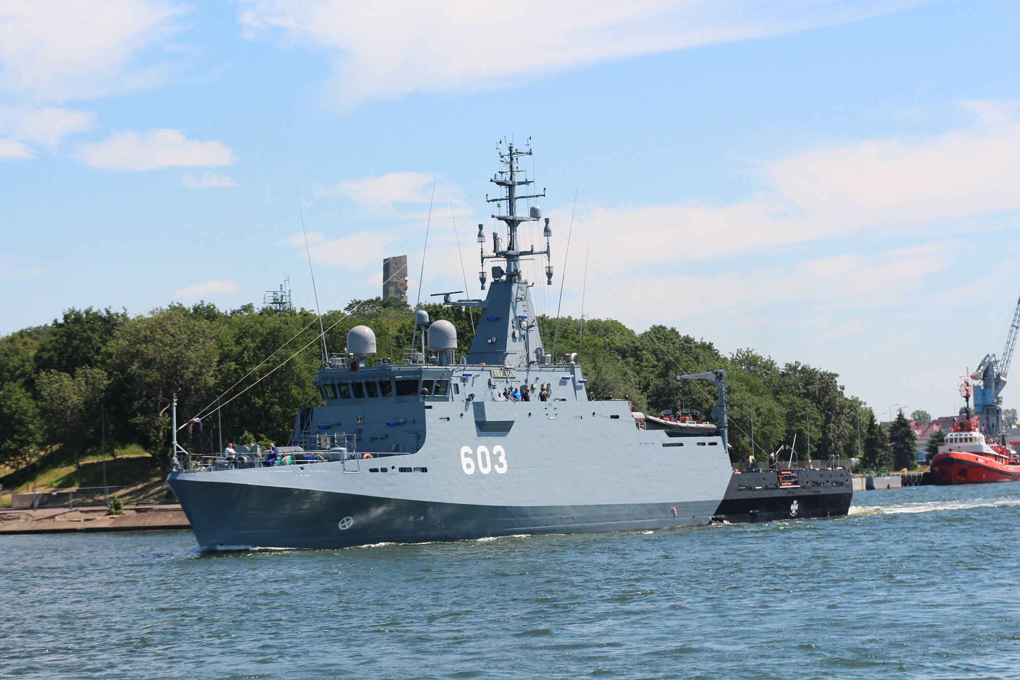 ORP Mewa (603) płynący kanałem portowym w Gdańsku — w tle pomnik Obrońców Wybrzeża na Westerplatte