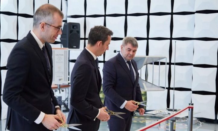 Przecięcie czerwonej wstęgi nożyczkami podczas otwarcia komory bezechowej laboratorium EMC LabNet