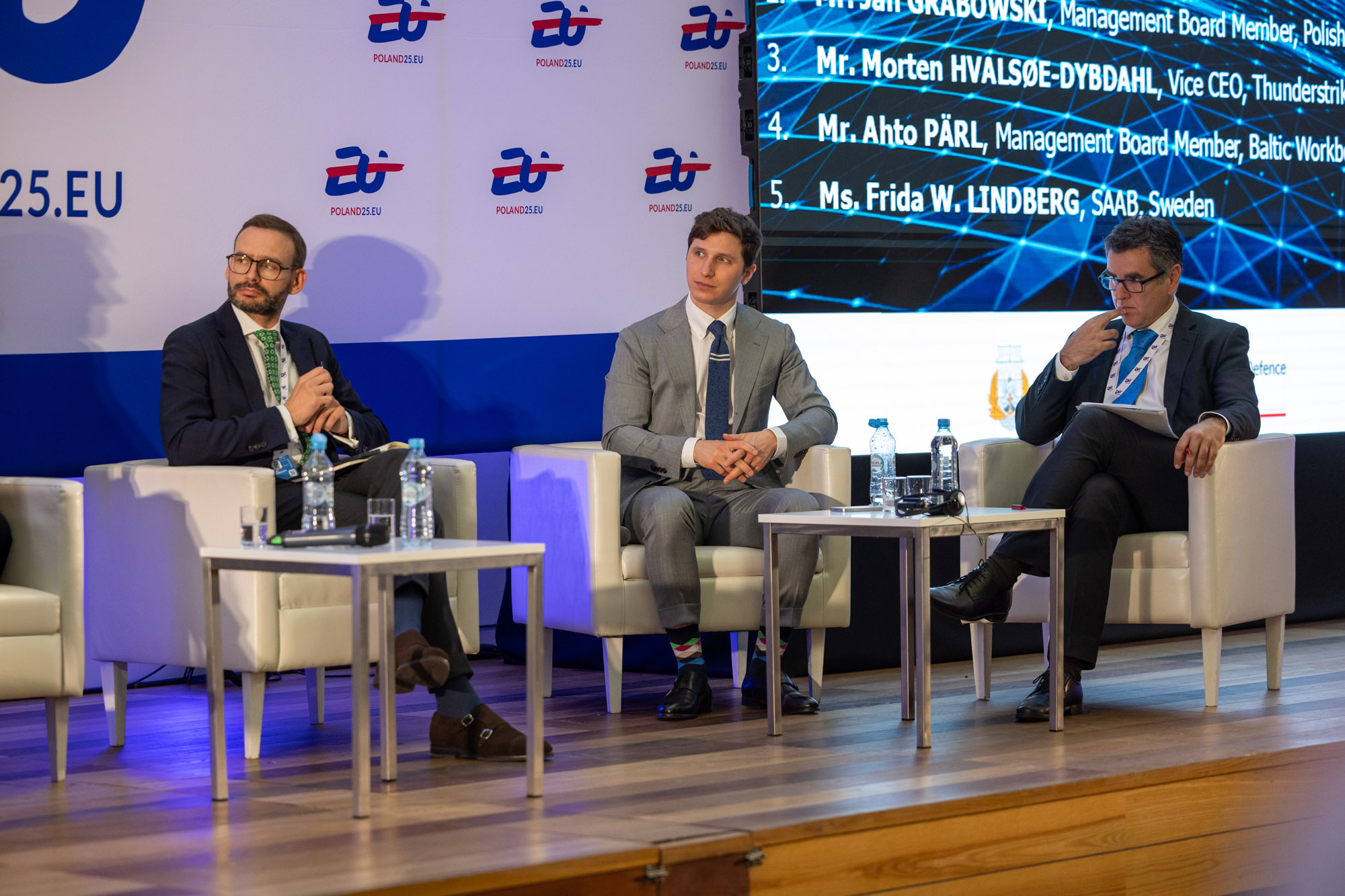 Panel Digital Baltic 2025 — trzech prelegentów w białych fotelach na scenie przed ścianką POLAND25.EU