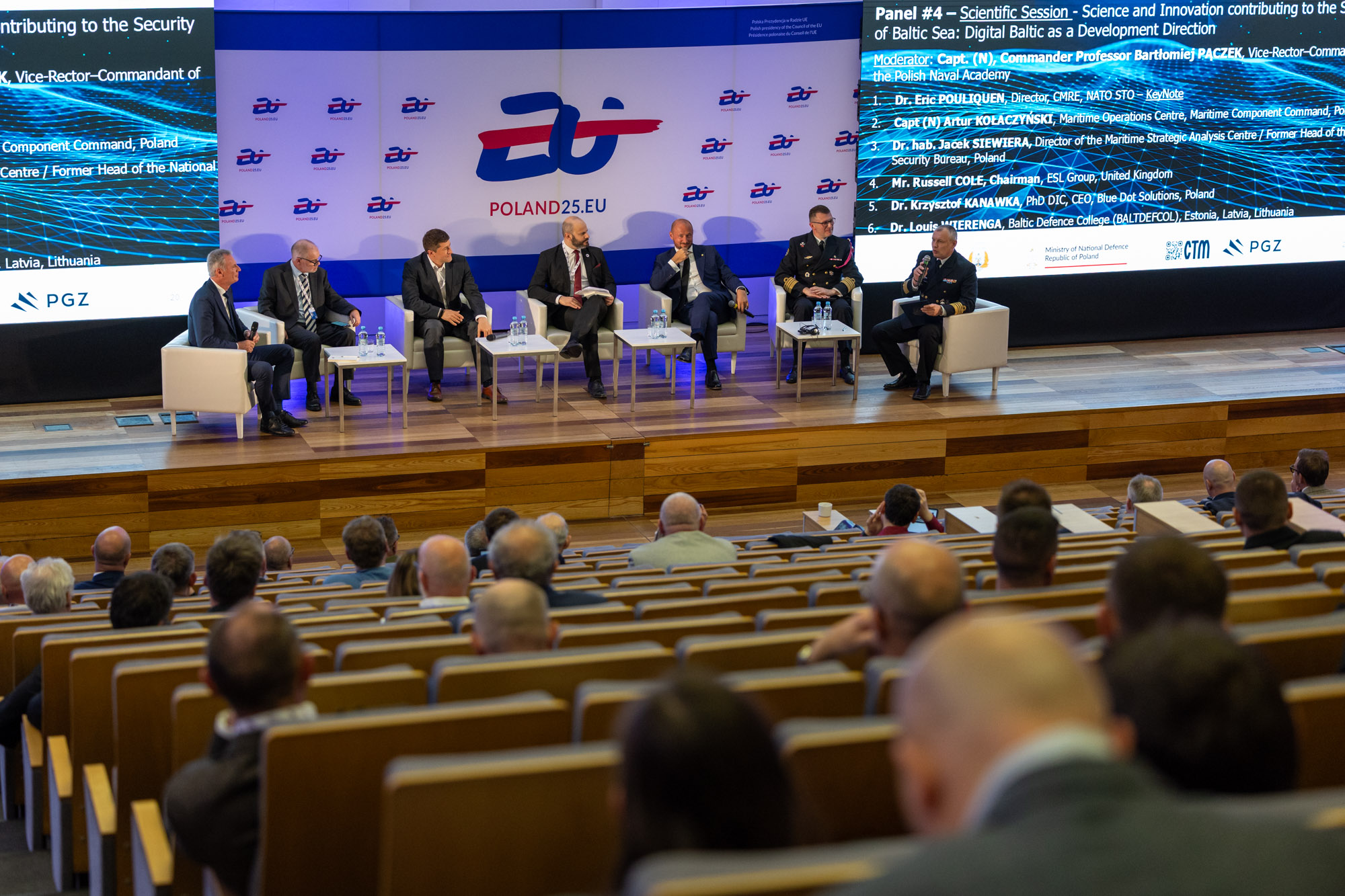 Panel naukowy Digital Baltic — siedmiu prelegentów na scenie przed ekranem Panel Scientific Session z logo CTM, PGZ i MON