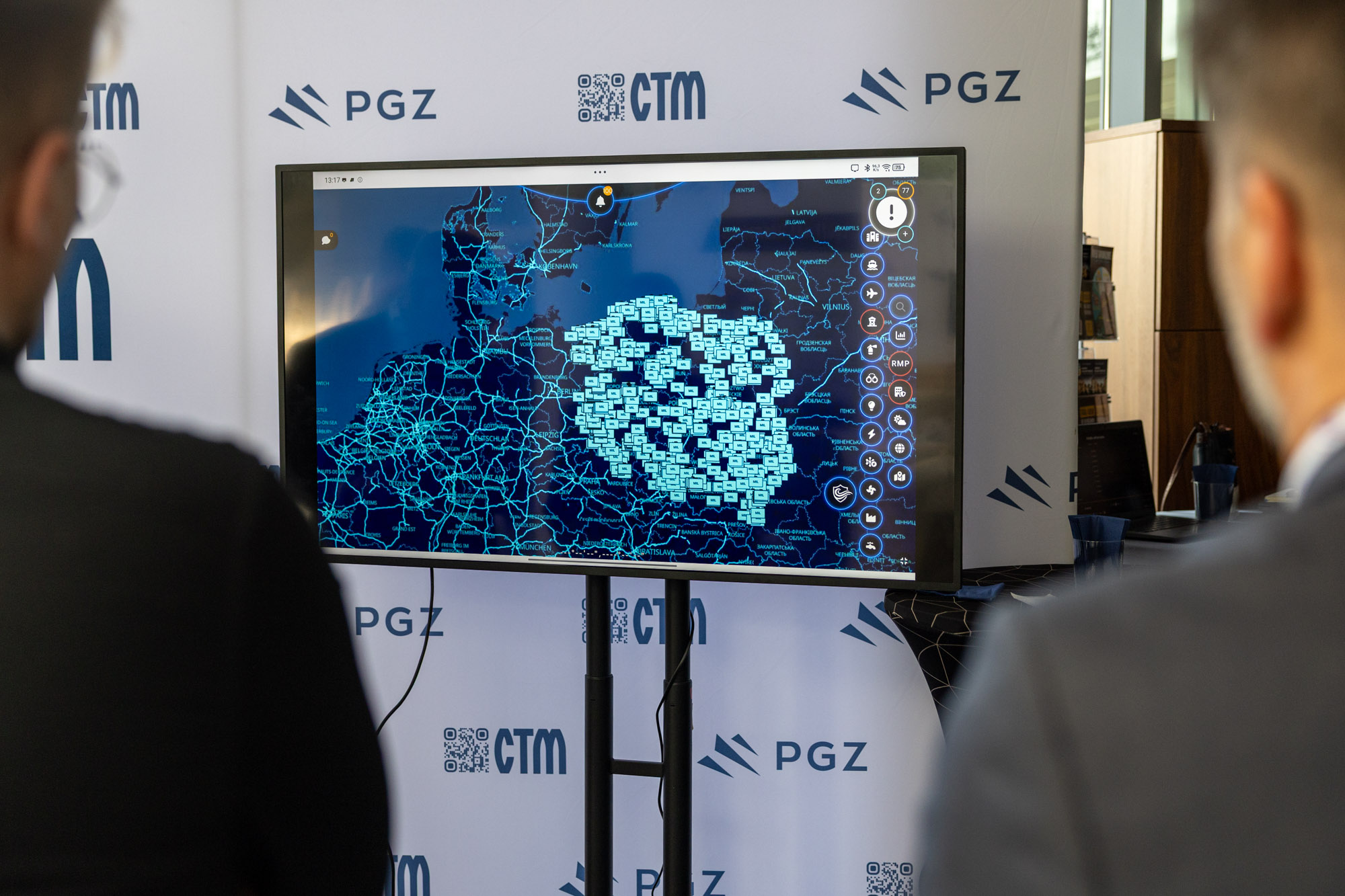 Prezentacja mapy z siecią znaczników danych na monitorze — w tle ścianka z logotypami PGZ i CTM