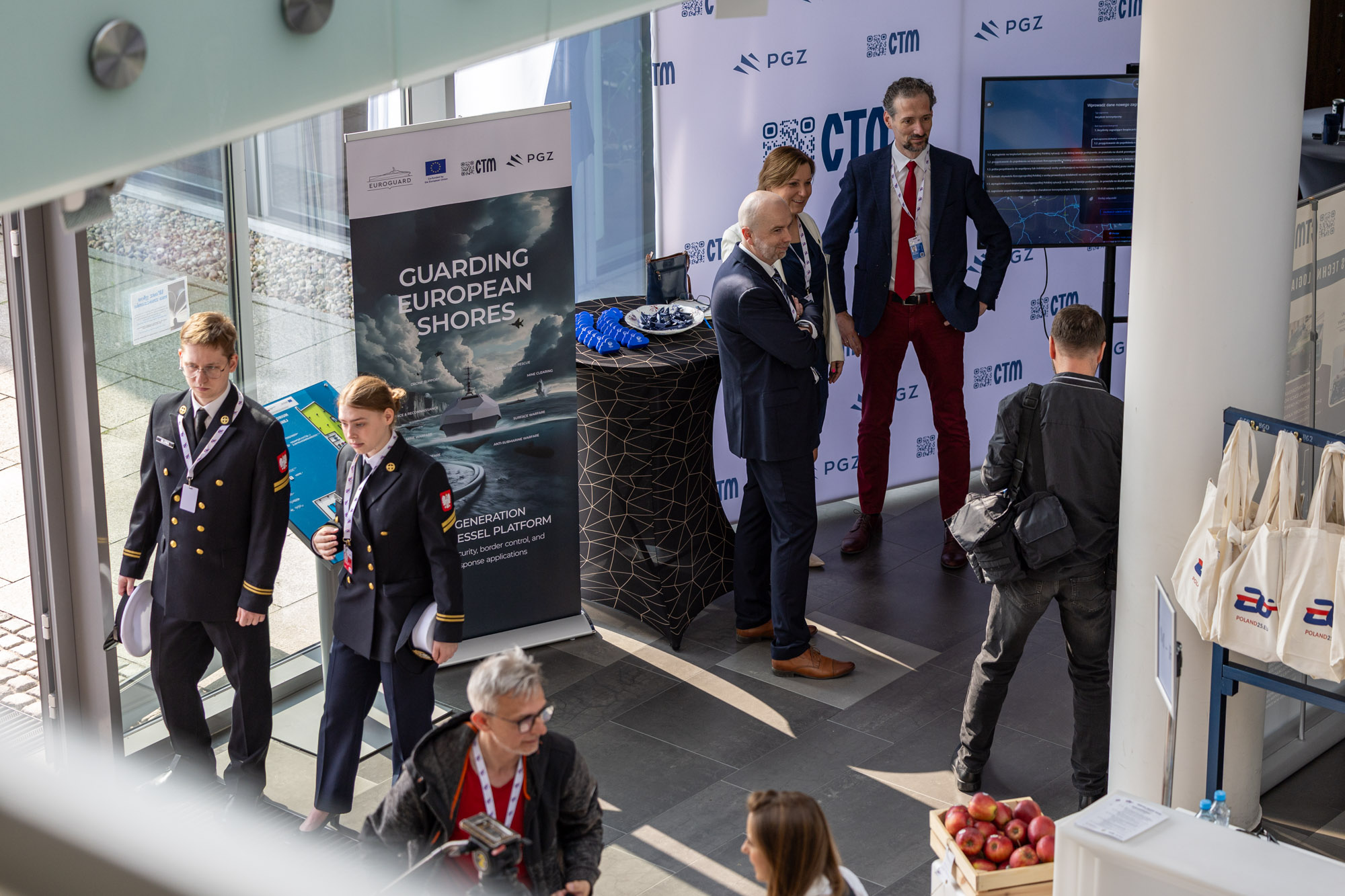 Stoisko konferencyjne Digital Baltic — oficerowie MW, baner Euroguard Guarding European Shores i rozmowy przy ściance CTM oraz PGZ