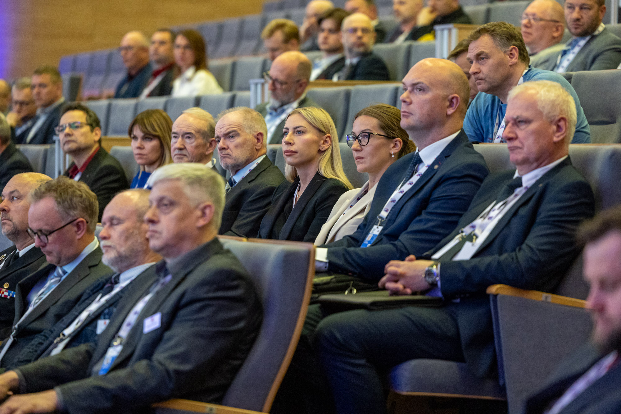 Widownia konferencji Digital Baltic 2025 w auli AMW — uczestnicy w garniturach i mundurach słuchają prelekcji