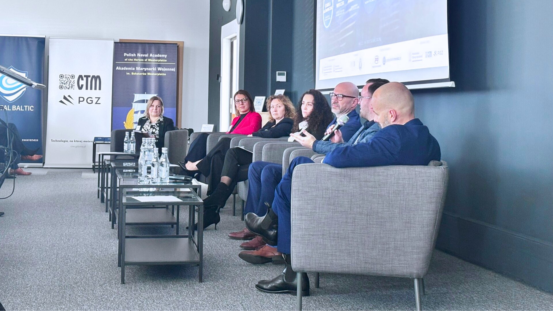 Panel dyskusyjny Digital Baltic 2026 w CTM — prelegent z mikrofonem, banery Digital Baltic, CTM, PGZ i Akademii MW