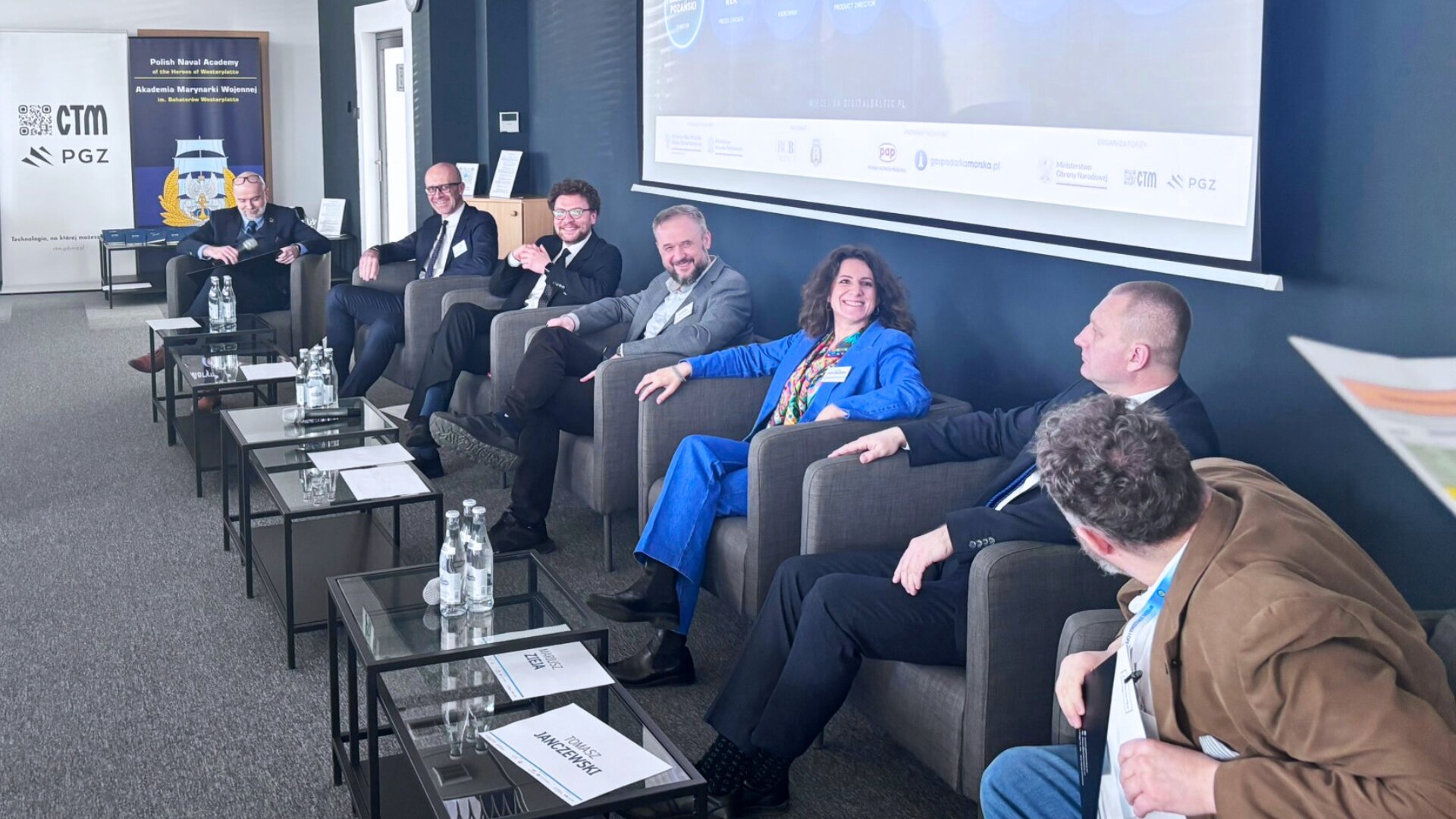 Panel z udziałem m.in. Mariusza Ziei i Tomasza Janczewskiego — ekran z logo CTM, PGZ, PAP i Ministerstwa Obrony Narodowej