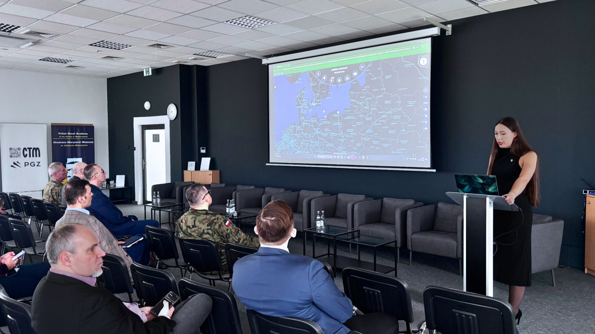 Warsztaty Digital Baltic — prelegentka prezentuje mapę na ekranie, w sali słuchacze i banery CTM oraz Akademii MW