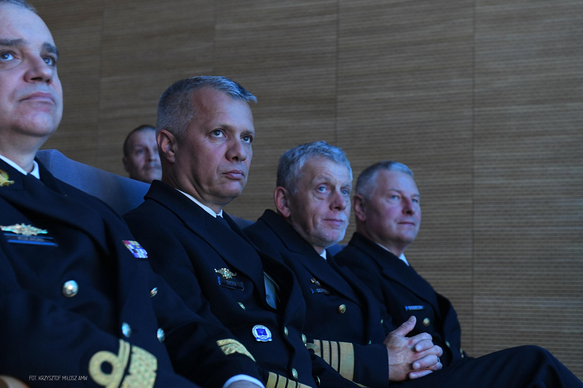 Oficerowie Marynarki Wojennej w mundurach galowych siedzący w audytorium podczas konferencji Digital Baltic