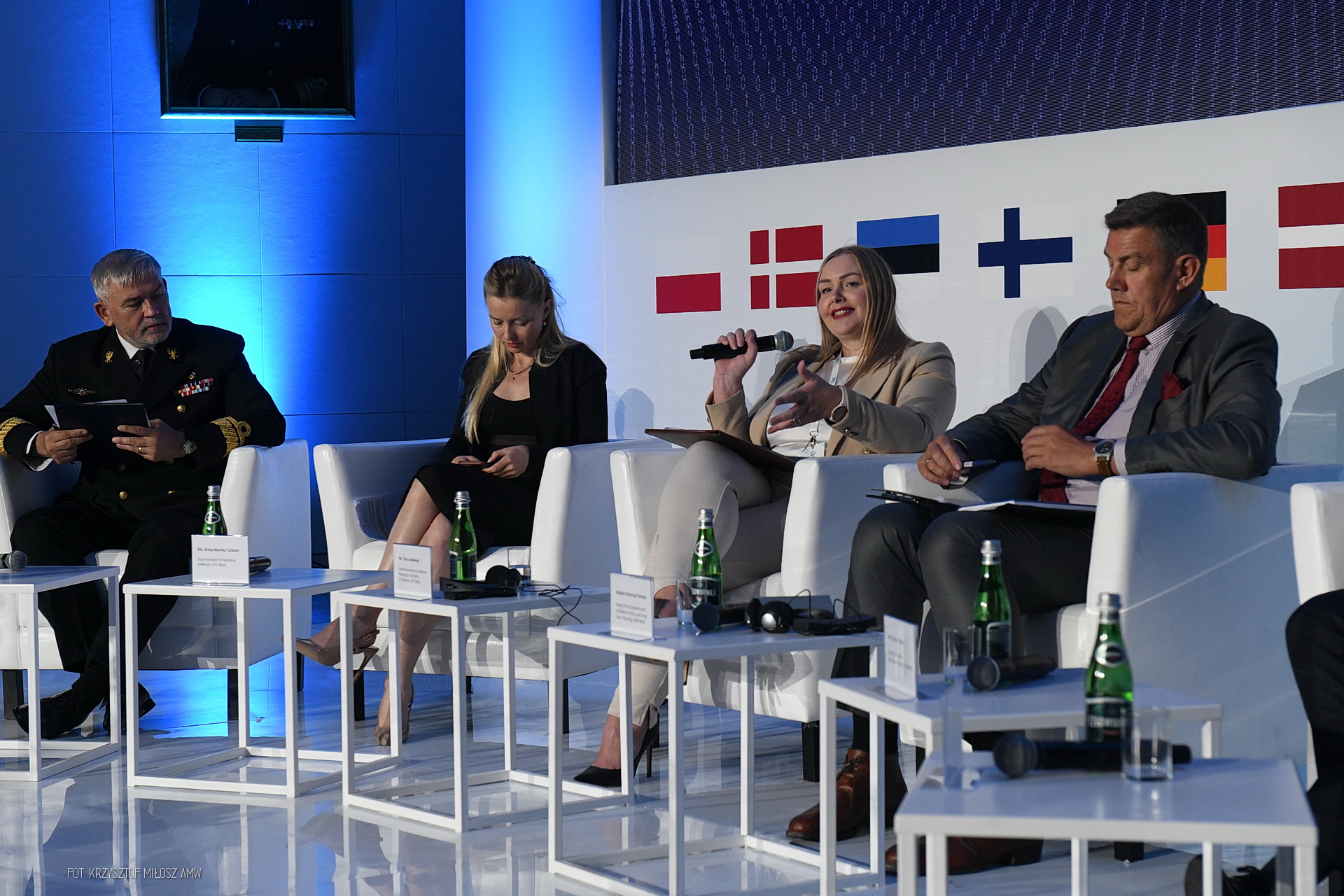 Panel dyskusyjny Digital Baltic — uczestnicy w białych fotelach przed flagami Polski, Danii, Estonii, Finlandii i Niemiec
