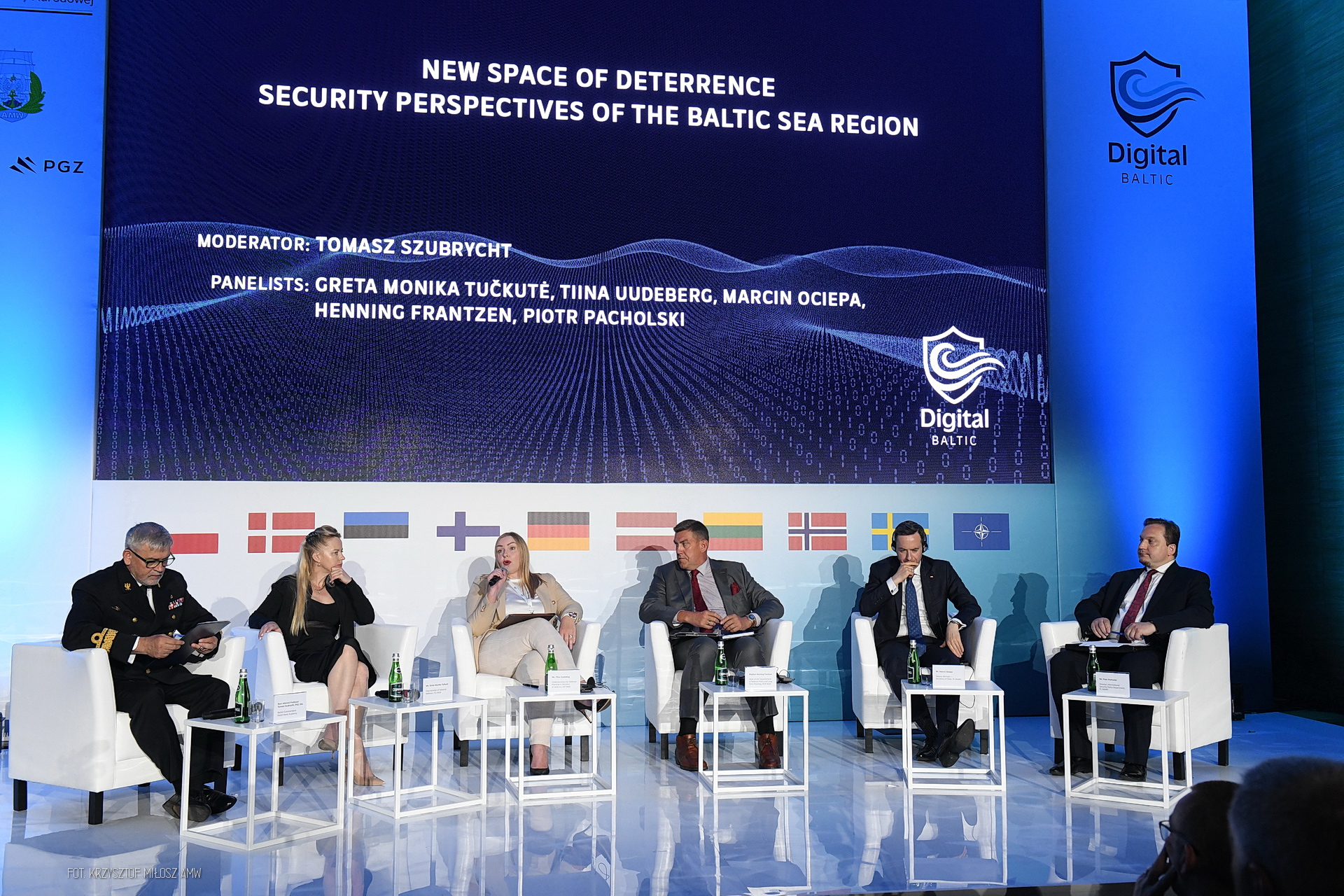Panel New Space of Deterrence — sześciu prelegentów na scenie przed ekranem z flagami państw regionu Morza Bałtyckiego