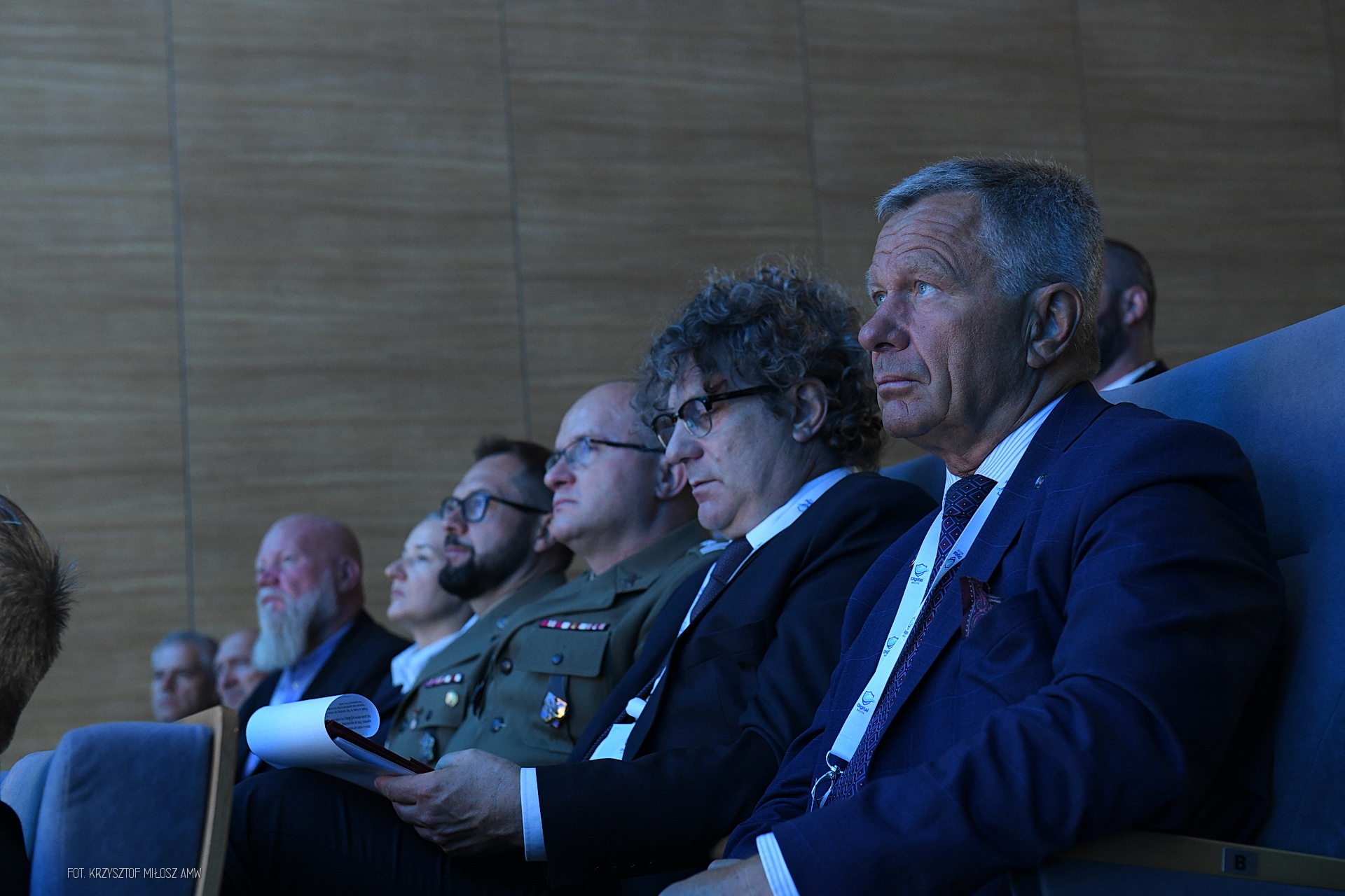 Uczestnicy konferencji Digital Baltic w rzędach foteli — przedstawiciele wojska i cywile słuchający prelekcji
