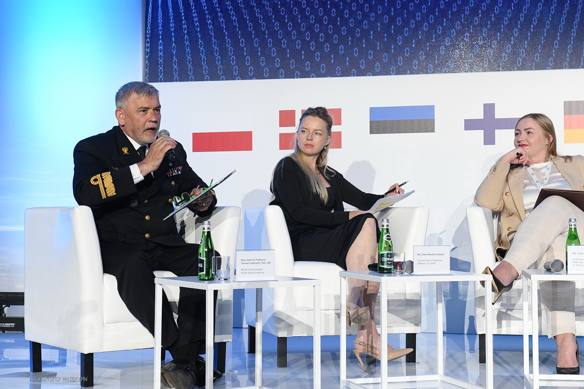 Kontradmirał prof. Tomasz Szubrycht przemawiający na panelu obok wiceminister Greta Monika Tučkutė z Litwy