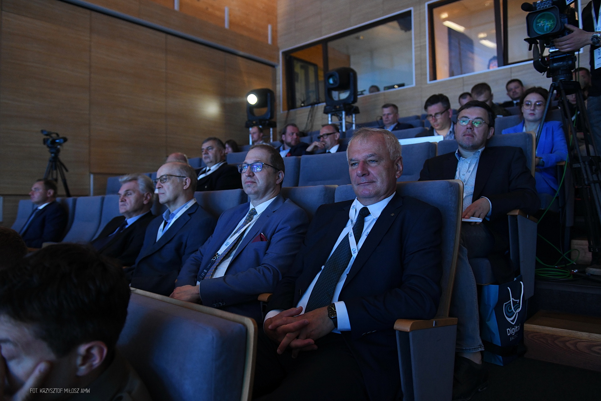 Widownia międzynarodowej konferencji Digital Baltic — uczestnicy w garniturach w sali audytoryjnej