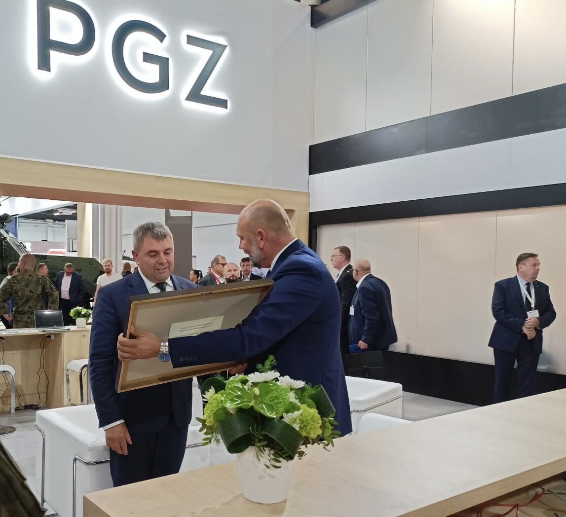 Wręczenie pamiątkowego dyplomu na stoisku PGZ podczas MSPO 2022