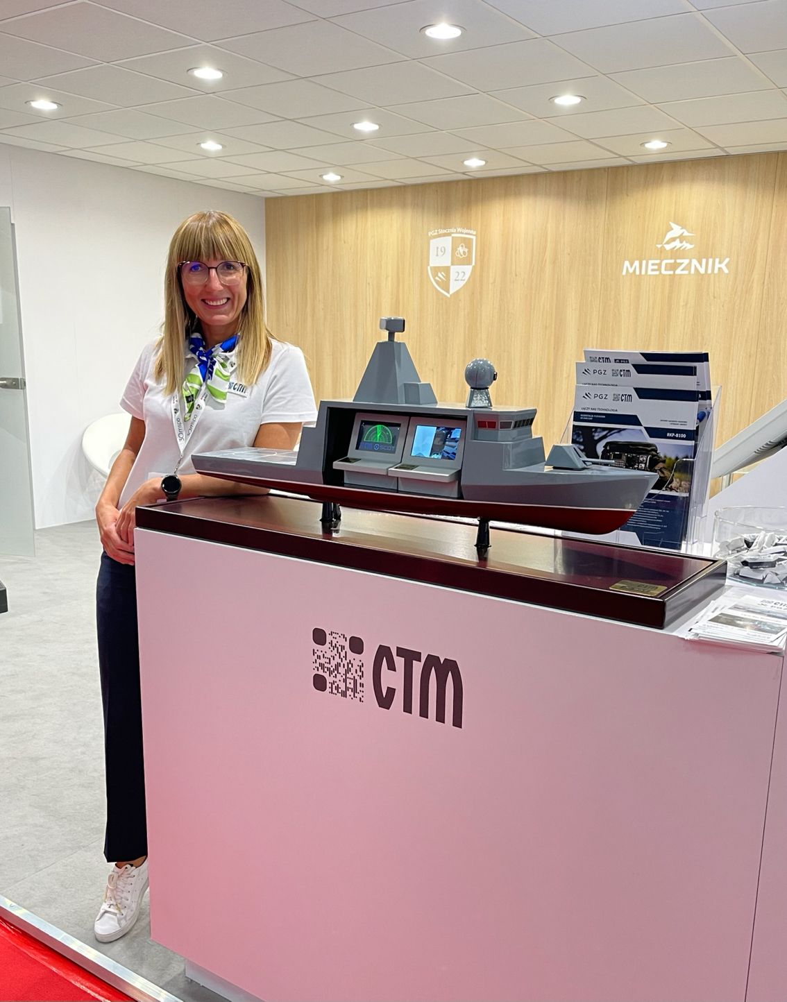Model fregaty Miecznik z systemem SCOT na stoisku CTM — napis MIECZNIK i herb PGZ Stocznia Wojenna