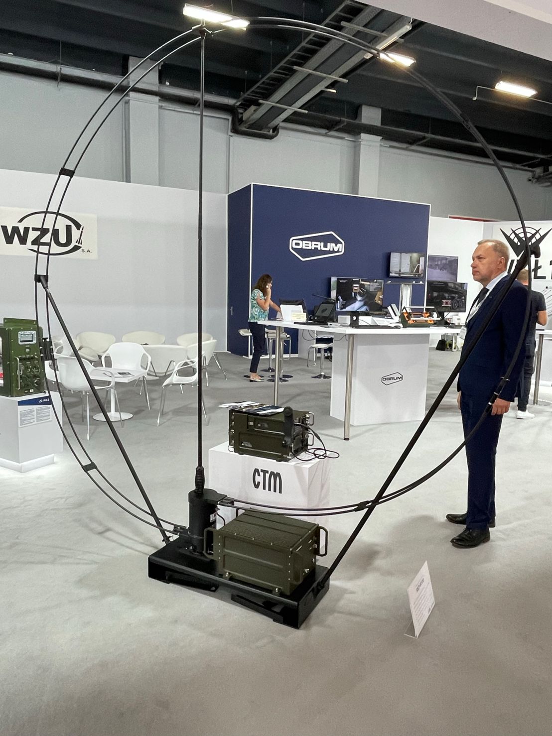 Antena pętlowa i wojskowe urządzenia łączności na stoisku CTM podczas MSPO 2022