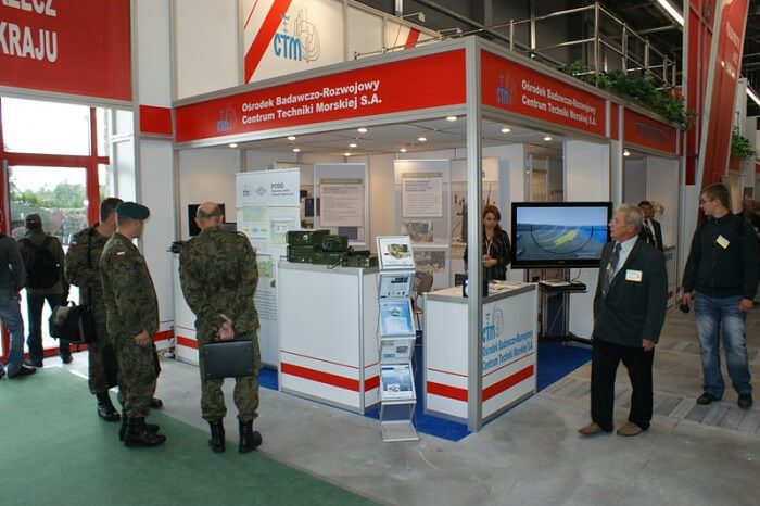 Stoisko OBR CTM na XVIII MSPO w Kielcach z eksponowanym sprzętem łącznościowym