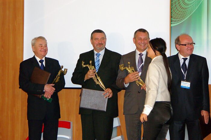 Wręczenie złotych statuetek Defender podczas uroczystości