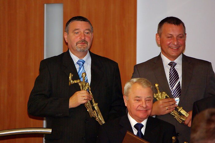 Przedstawiciele OBR CTM z nagrodami Defender