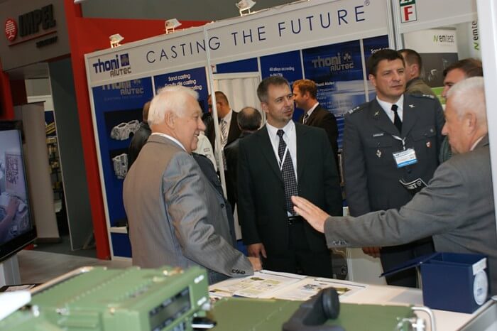 Oficer wojska podczas rozmowy ze zwiedzającymi stoisko na MSPO