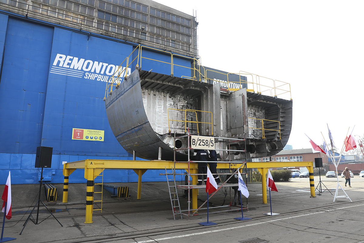 Sekcja kadłuba okrętu z oznaczeniem B/258/5 na rusztowaniu w stoczni Remontowa Shipbuilding podczas położenia stępki ORP Rybitwa