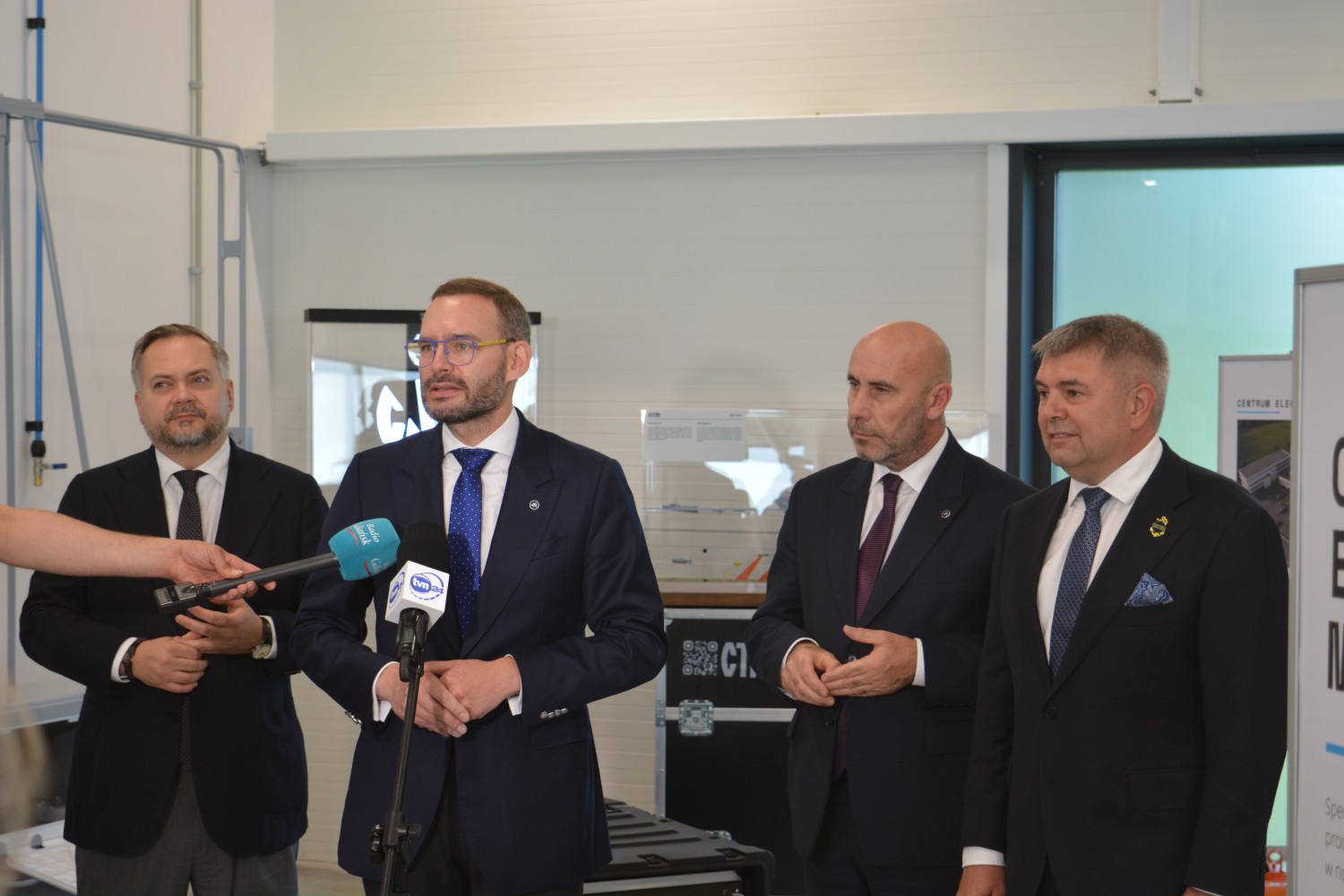 Konferencja prasowa podczas otwarcia Centrum Elektroniki Militarnej — przedstawiciele OBR CTM przy mikrofonach mediów na tle logotypu CTM