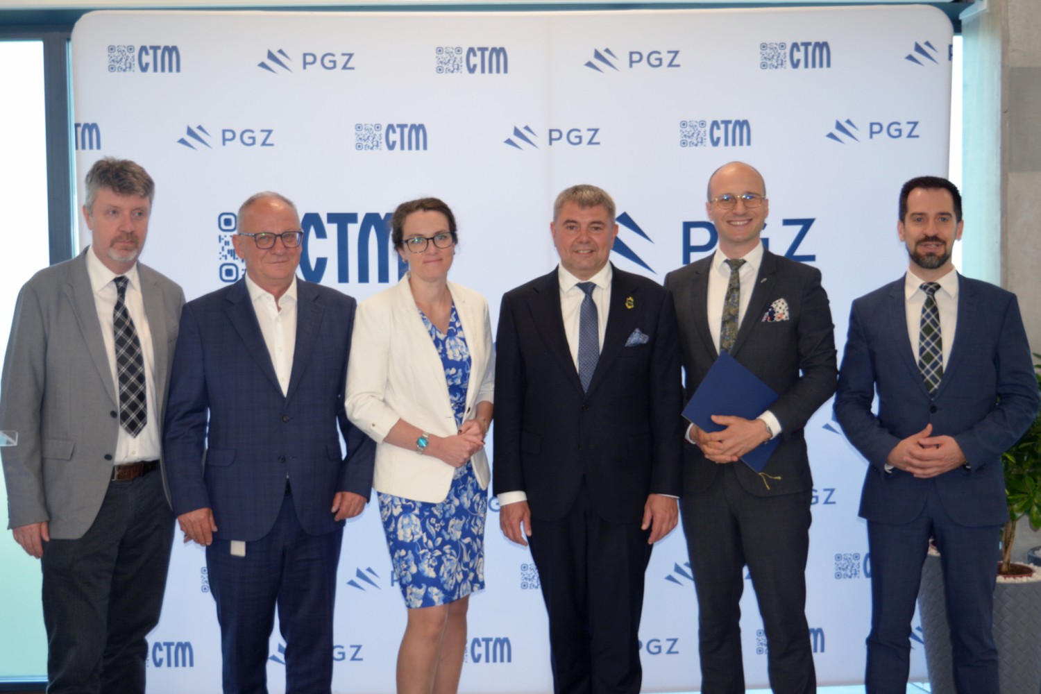 Grupa przedstawicieli PGZ, partnerów i OBR CTM podczas uroczystości otwarcia Centrum Elektroniki Militarnej