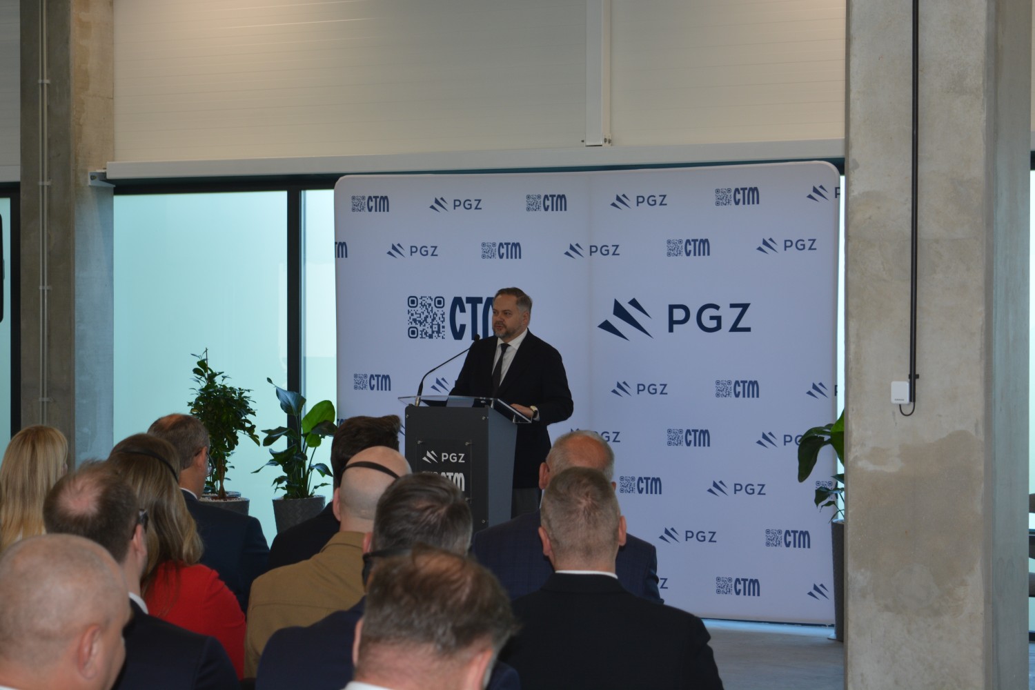 Przemówienie inauguracyjne przy mównicy z logo PGZ i CTM podczas uroczystości otwarcia Centrum Elektroniki Militarnej