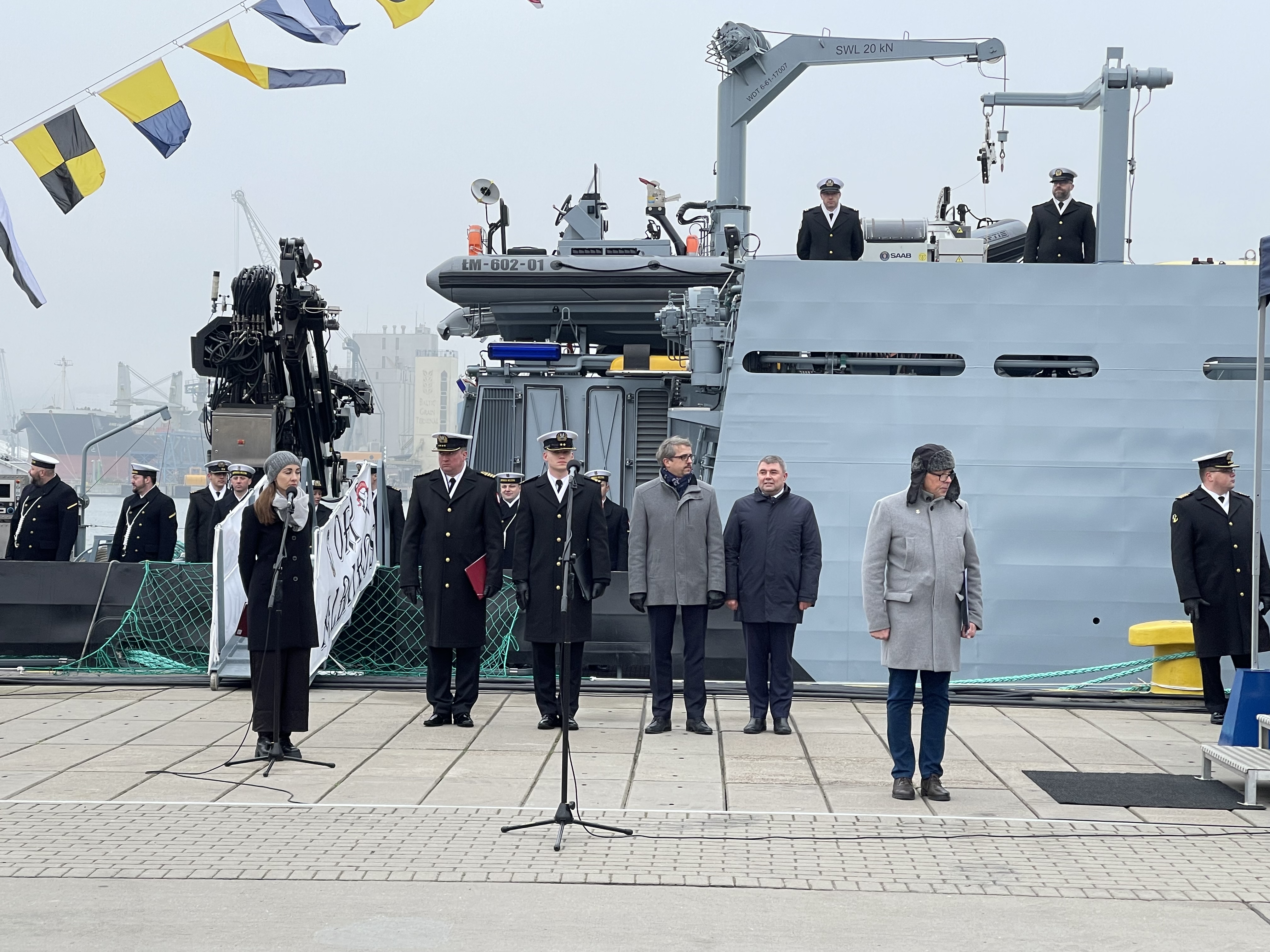 Przemówienie na nabrzeżu przed ORP Albatros — oficerowie MW, goście cywilni i żołnierze podczas uroczystości podniesienia bandery
