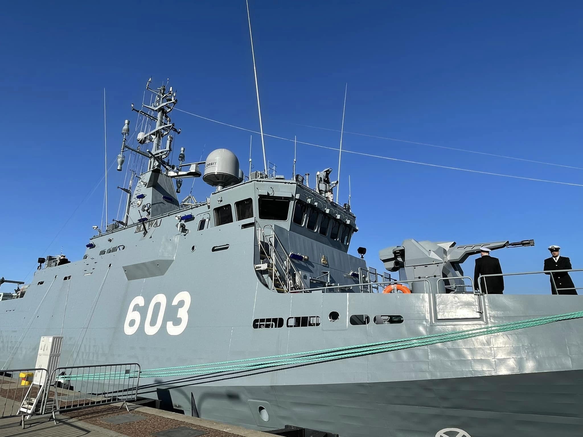 Niszczyciel min ORP Mewa (603) zacumowany przy nabrzeżu — widok na nadbudówkę, działo i marynarzy na pokładzie