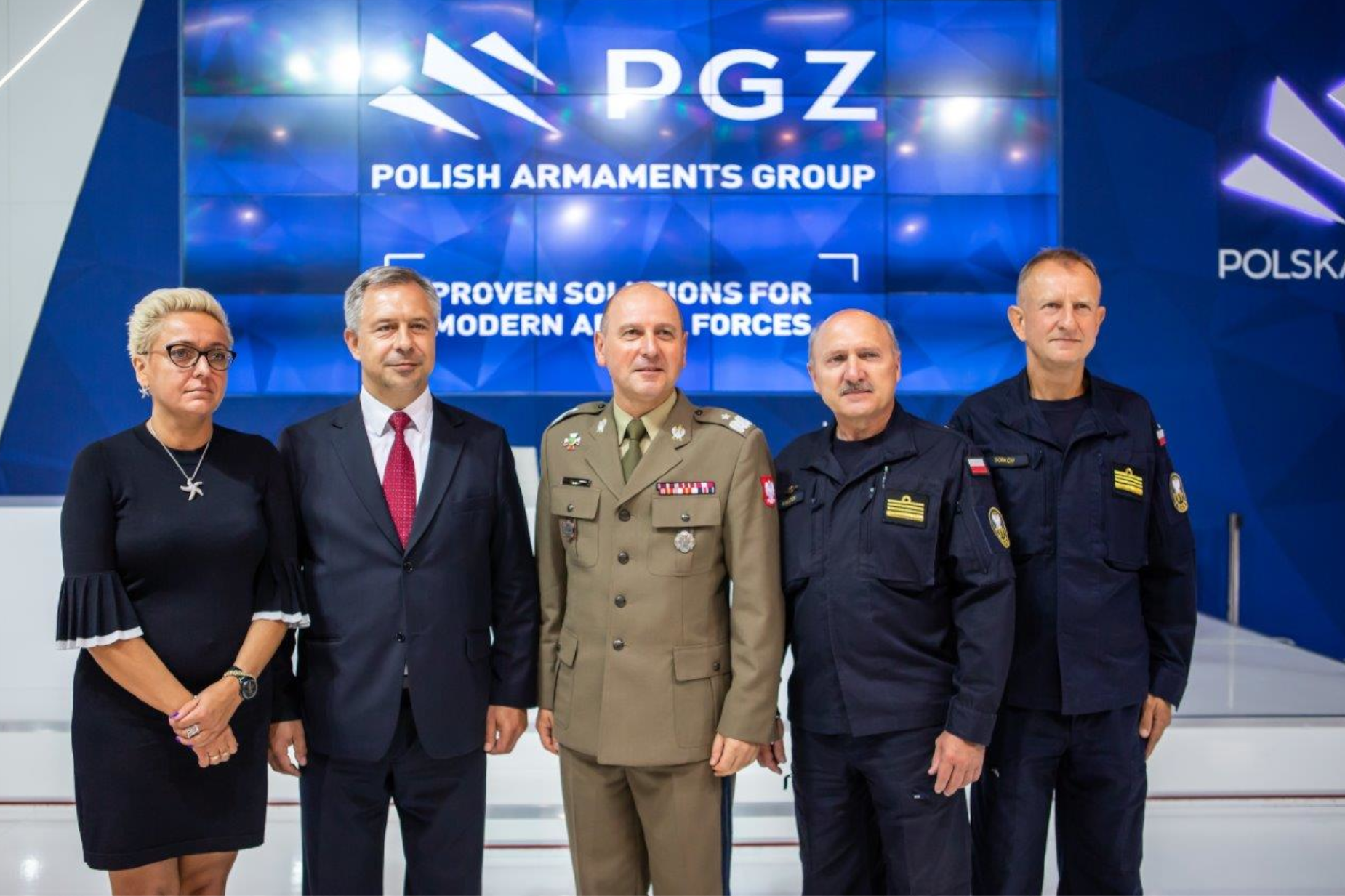 Przedstawiciele PGZ, MON i Sił Zbrojnych podczas MSPO 2018 przed podpisaniem umowy na system SRN