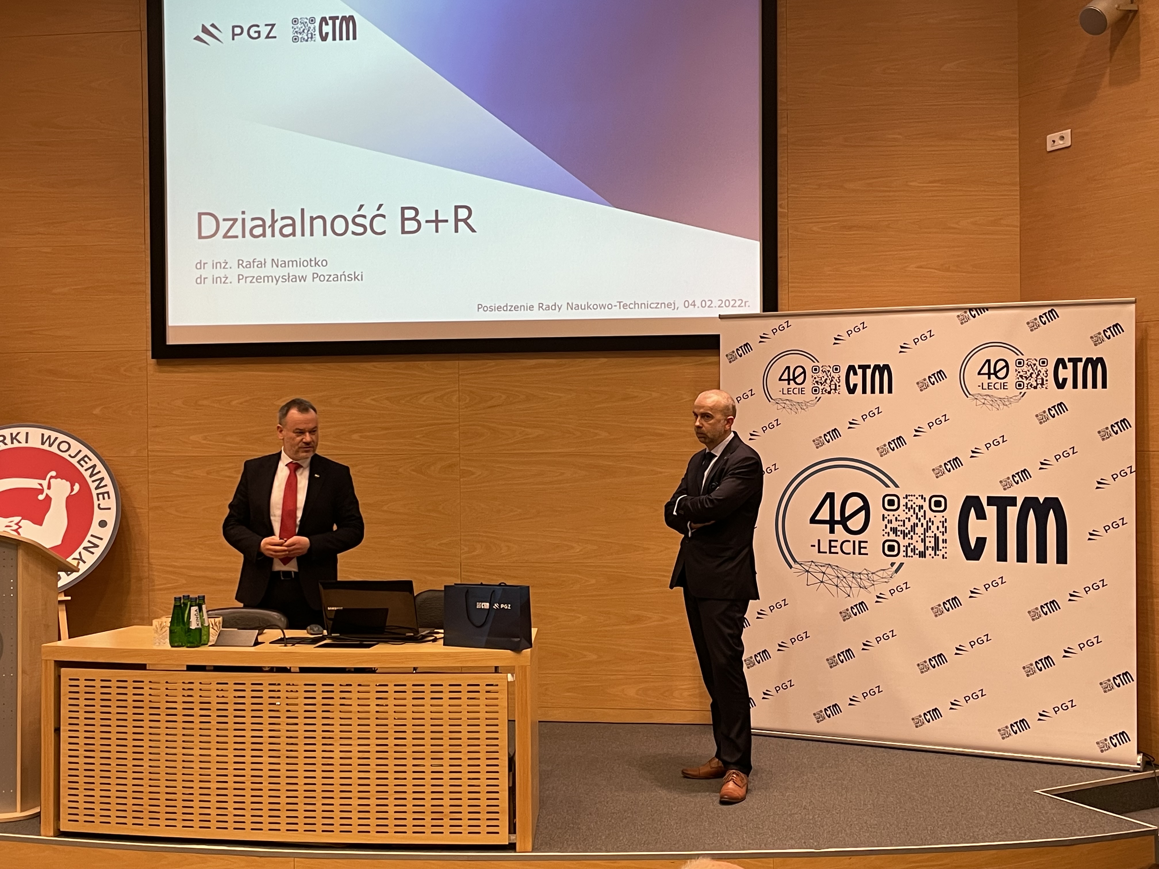 Prezentacja Działalność B+R na ekranie — posiedzenie Rady Naukowo-Technicznej CTM z logo PGZ i banerem 40-lecia