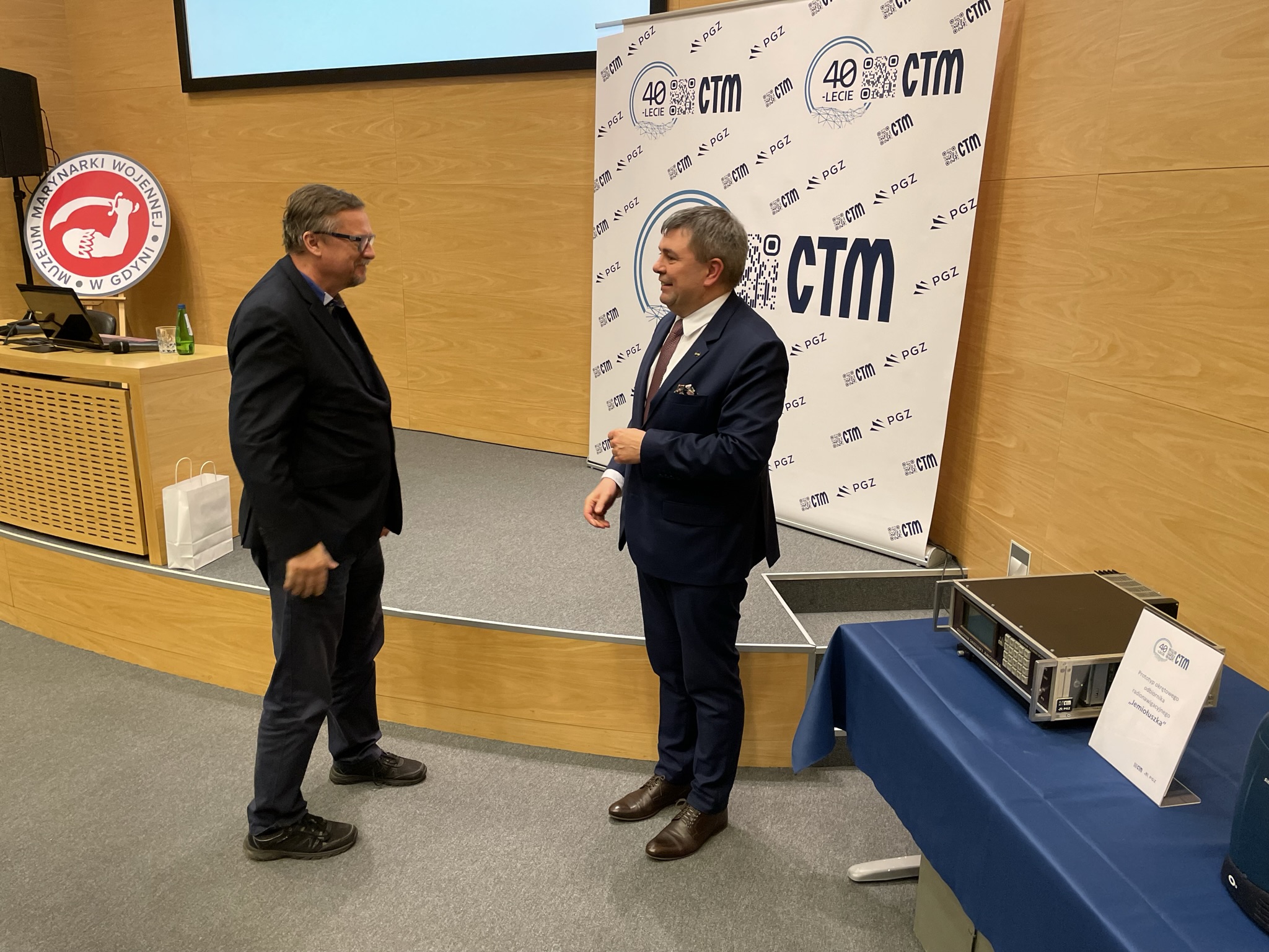 Goście przy eksponacie prototypu okrętowego odbiornika radionawigacyjnego Jemiołuszka podczas obchodów 40-lecia CTM w Muzeum MW