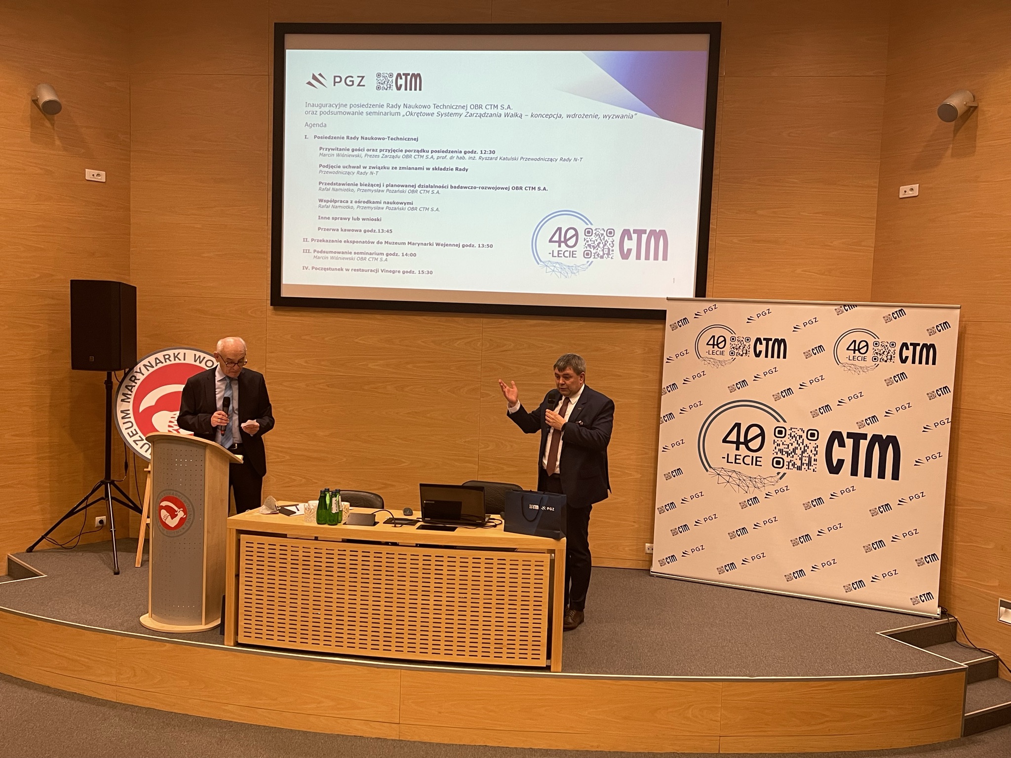 Inauguracyjne posiedzenie Rady Naukowo-Technicznej OBR CTM — prelegent przy mównicy, ekran z agendą seminarium i baner 40-lecia