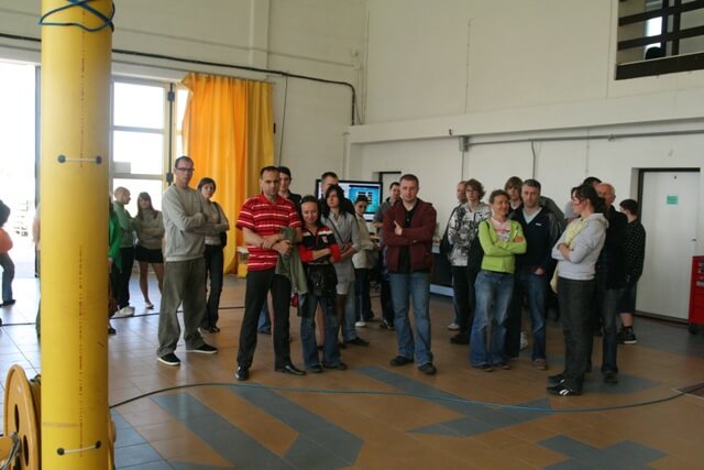 Grupa odwiedzających w laboratorium OBR CTM podczas festiwalu nauki
