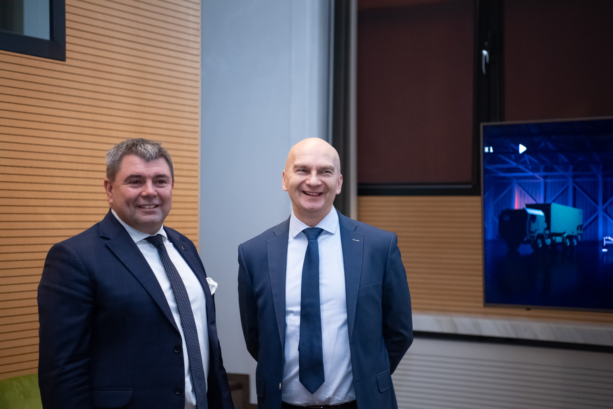Dwaj uczestnicy spotkania roboczego w garniturach w sali konferencyjnej biura PGZ w Warszawie
