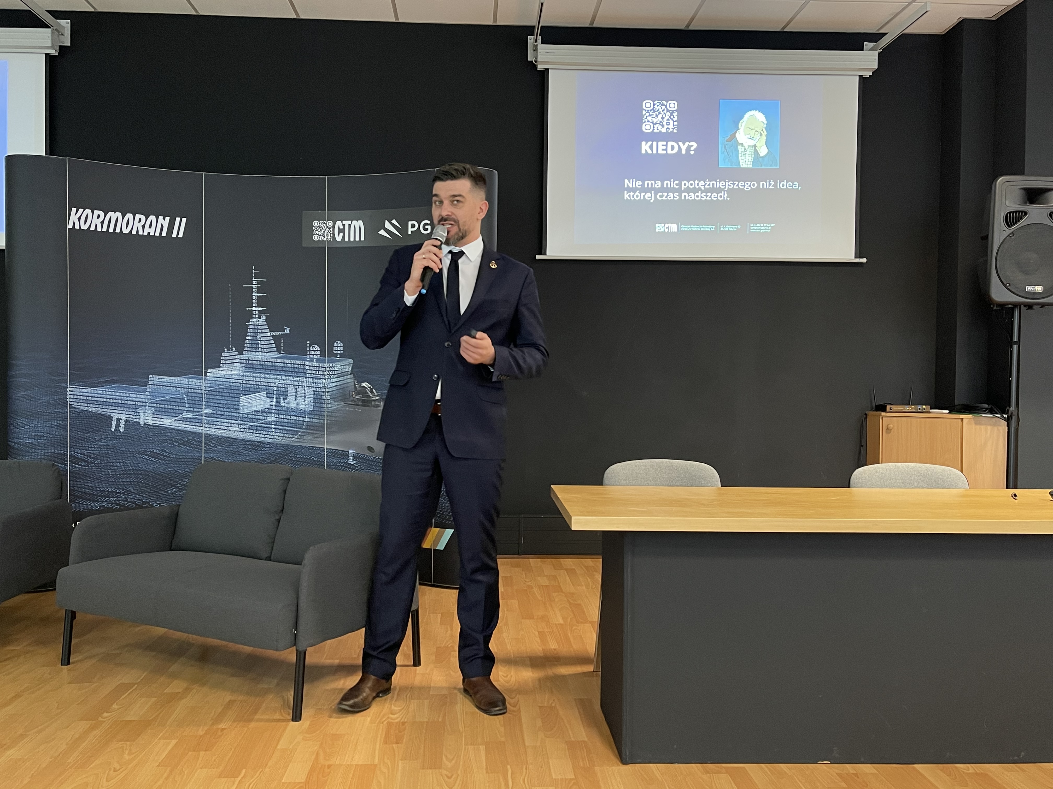 Wystąpienie przy banerze Kormoran II — ekran z cytatem Victora Hugo podczas forum w Gdyni