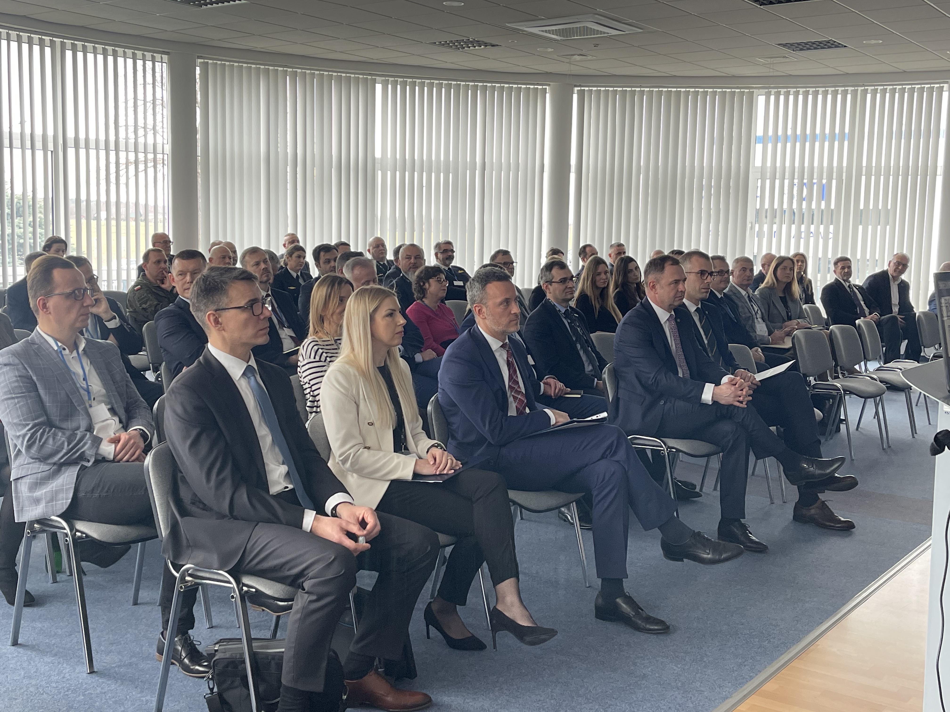 Widownia XII Forum Innowacji — uczestnicy w garniturach i mundurach wojskowych w sali konferencyjnej