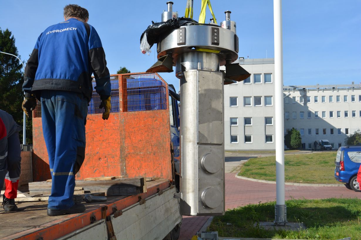 Sonar przygotowywany do transportu